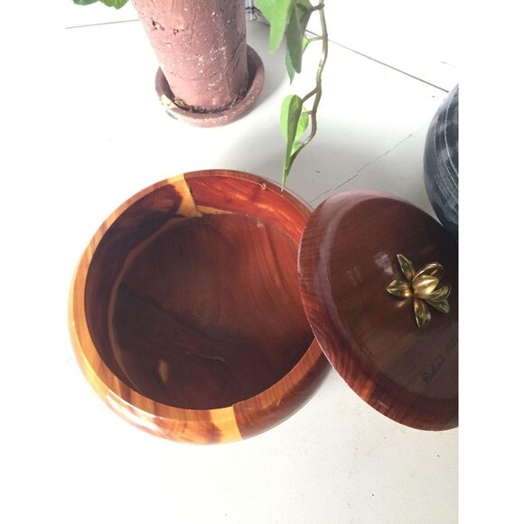 Handcrafted Cedar Wood Bowl With Brass Flower Lid From Badlands Natl Monument - Picture 4 of 11